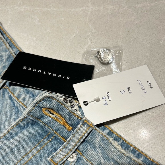 BNWT Signature 8 Denim Shorts Size S - Picture 3 of 5